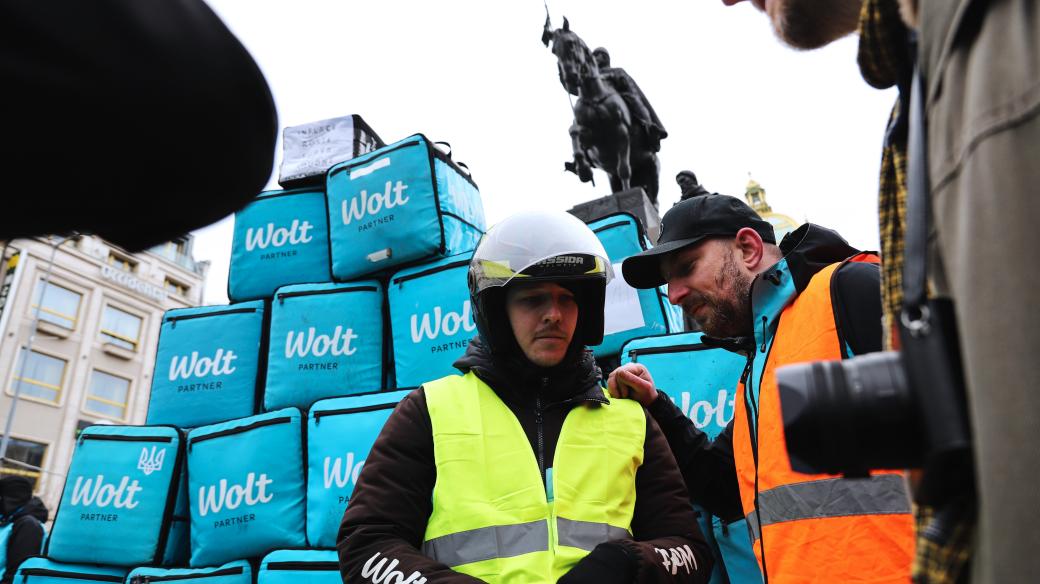 Kurýři pracující pro společnost Wolt stávkovali na Václavském náměstí