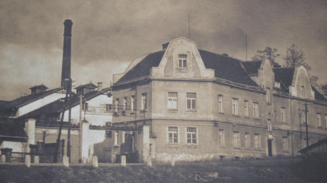 Továrna v Ronově nad Sázavou, ke které patřily i dva na tehdejší dobu moderní zaměstnanecké byty