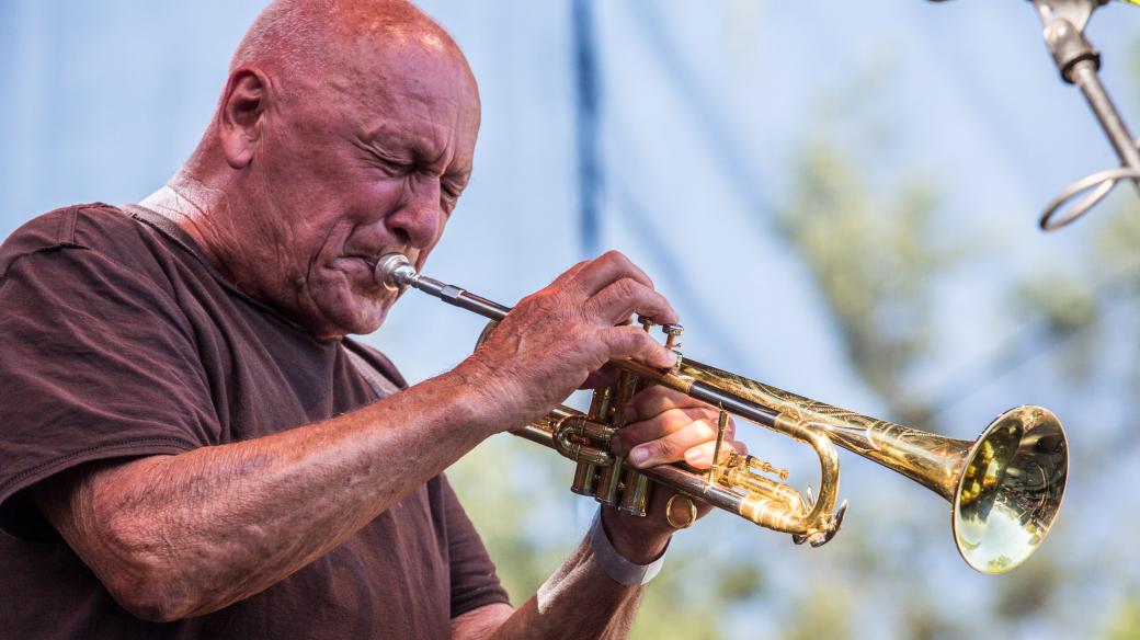 Na Jazzovém festivalu ve Vile Čerych vystoupí i trumpetistická legenda Laco Déczi