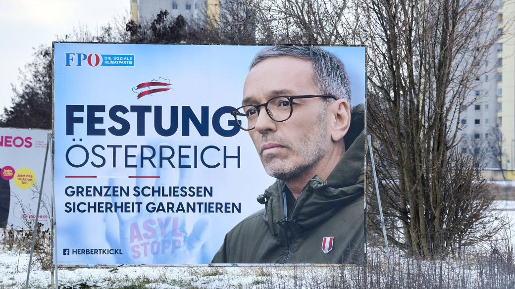Billboard rakouských Svobodných v Dolním Rakousku s předsedou strany Herbertem Kicklem