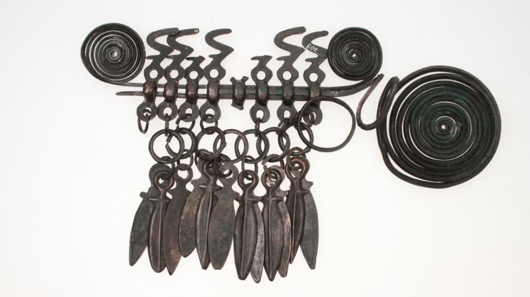 Bronzová růžicovitá spona ze Střelče patří k nejpozoruhodnějším pokladům jičínského muzea