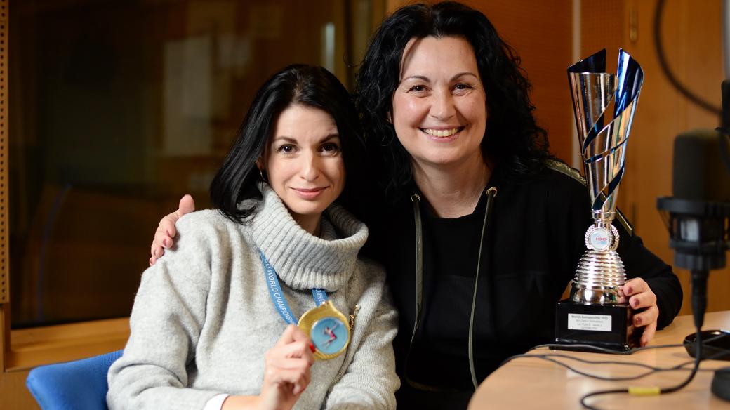 Linda Váchová a Martina Nováková s pohárem mistrů světa ze Slovinska