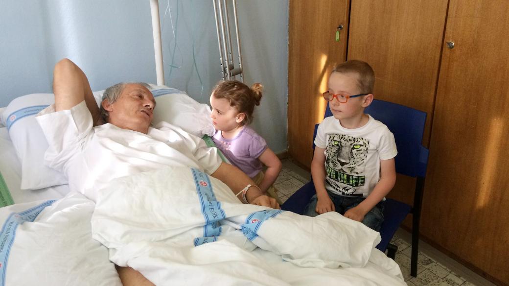 Milan Dvořák se svými vnoučaty v královéhradecké nemocnici, kde se zotavuje po pádu letadla