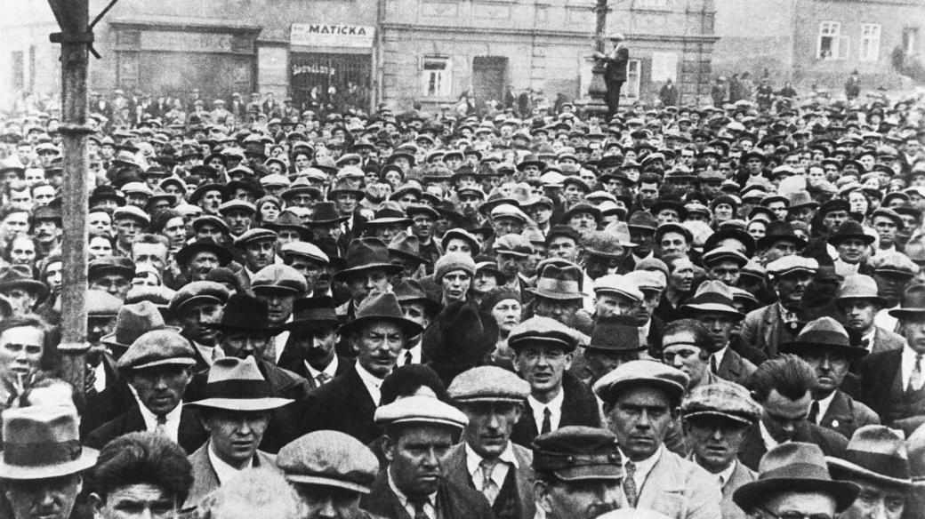 Protestní shromáždění horníků na náměstí v Mostě 13. února 1932