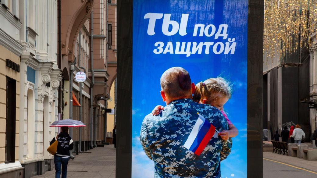 Propagandistický plakát v centru Moskvy (snímek z 24. 4. 2022)