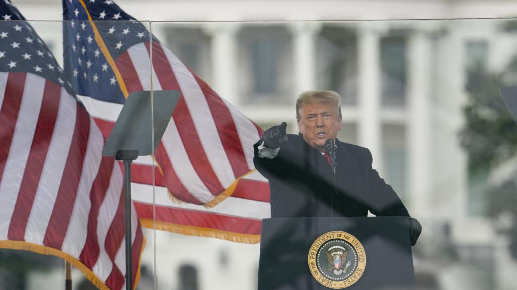 Donald Trump před davem, který protestoval ve Washingtonu proti výsledkům prezidentských voleb