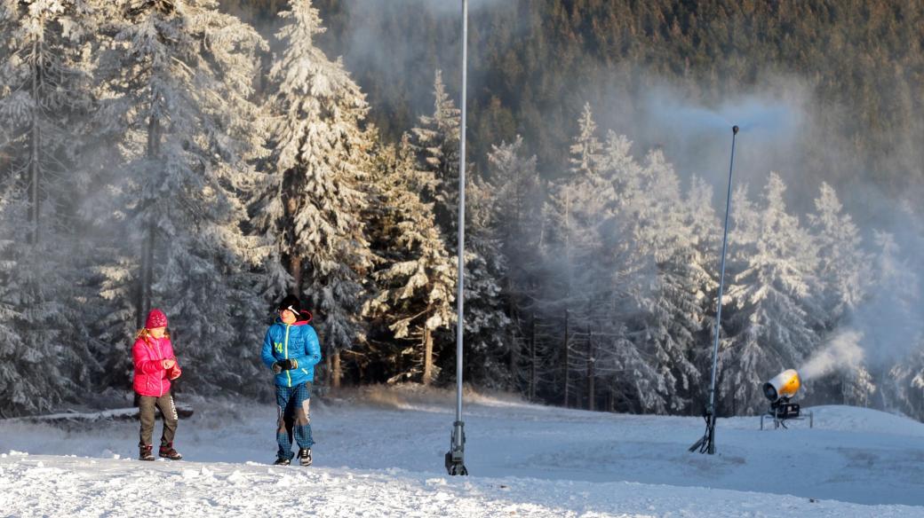 V lyžařském areálu na Klínovci začalo zasněžování sjezdovek