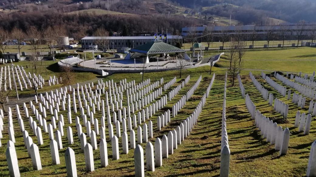 Památník v Srebrenici zůstává smutným mementem krvavých bojů v bývalé Jugoslávii v devadesátých letech