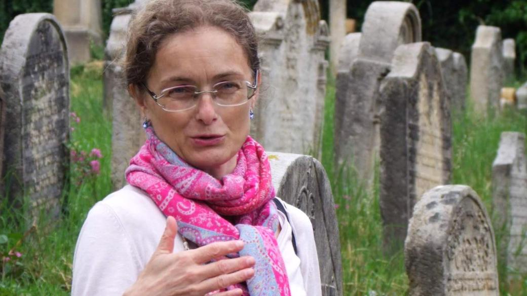 Terezie Dubinová při komentované prohlídce na židovském hřbitově v Hořicích