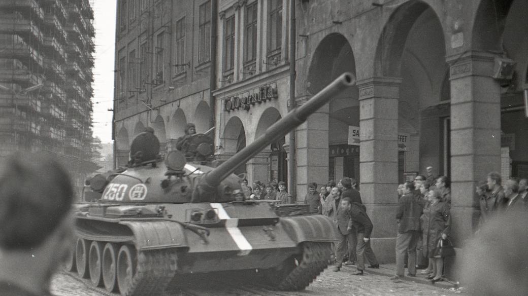 21. srpen 1968 v Liberci. Tank, lidé a zmatek před radnicí