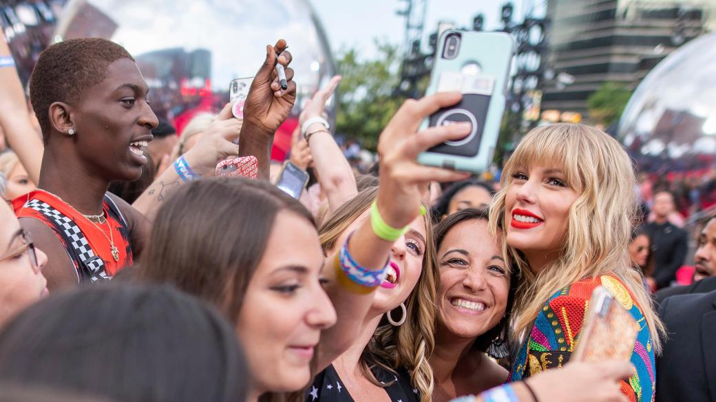 Zpěvačka Taylor Swift s fanoušky