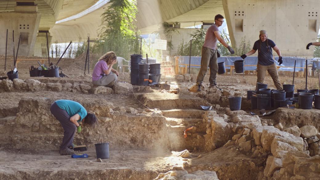 Práce na archeologické lokalitě Tel Moca u Jeruzaléma