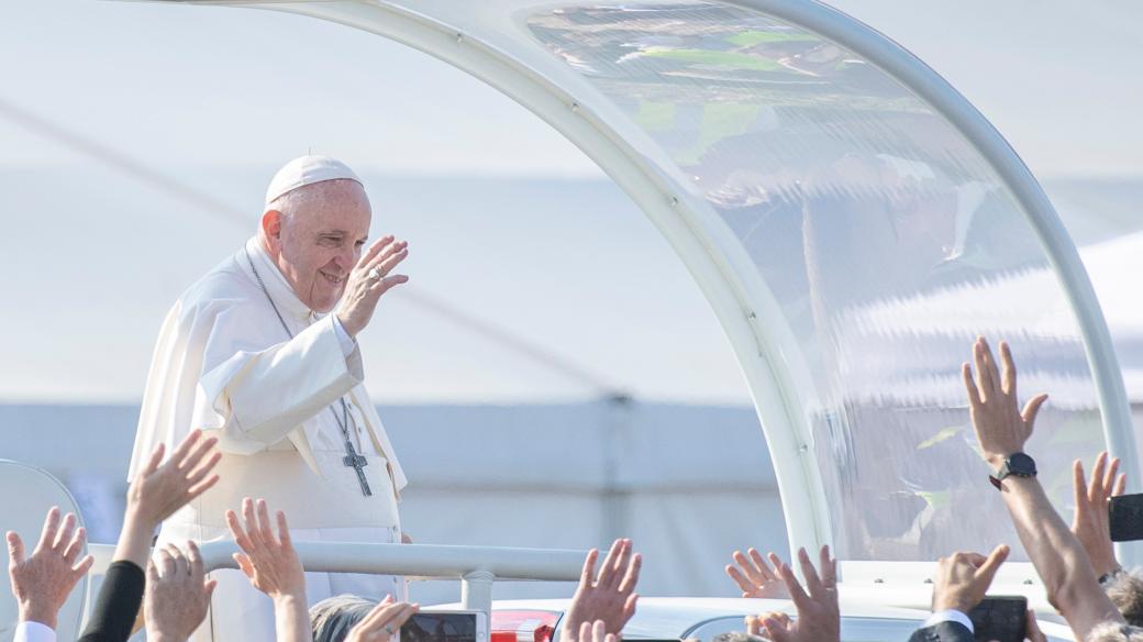 Papež František přijíždí na mši do slovenského Šaštína