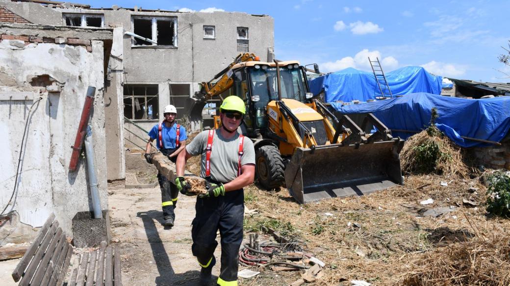 Liberečtí hasiči při vyklízení stavebního materiálu v Mikulčičích