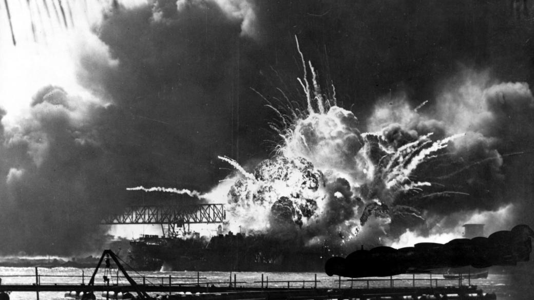 Americká válečná flotila v plamenech po japonském útoku na přístav Pearl Harbor v roce 1941