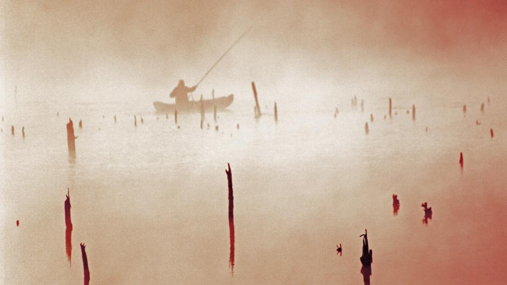 Rybář, mlha (ilustrační foto)
