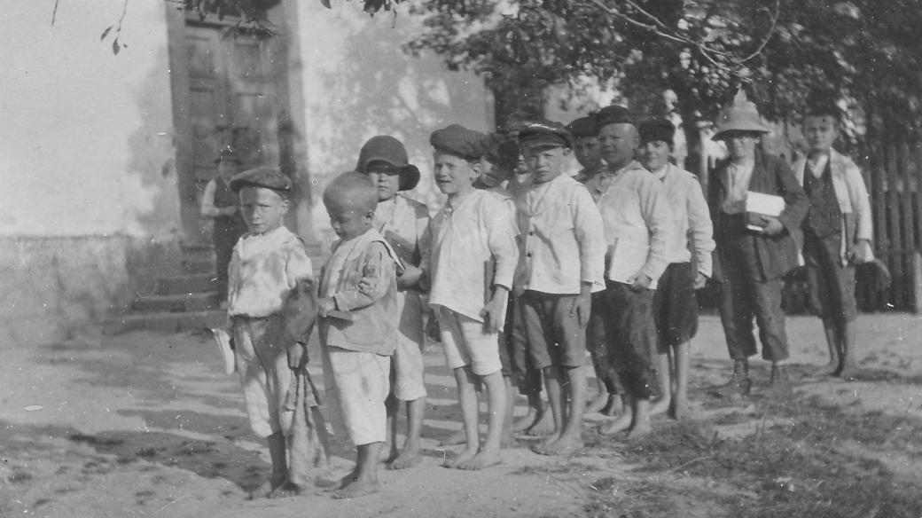 Sirotci z Horní Čermné na cestě do školy