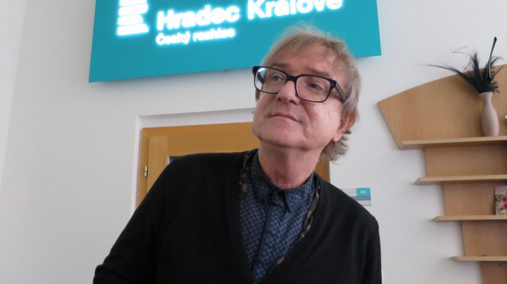 Miroslav Žbirka ve studiu Českého rozhlasu Hradec Králové