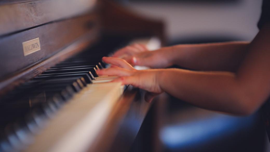 Dítě hrající na klavír (ilustrační foto)
