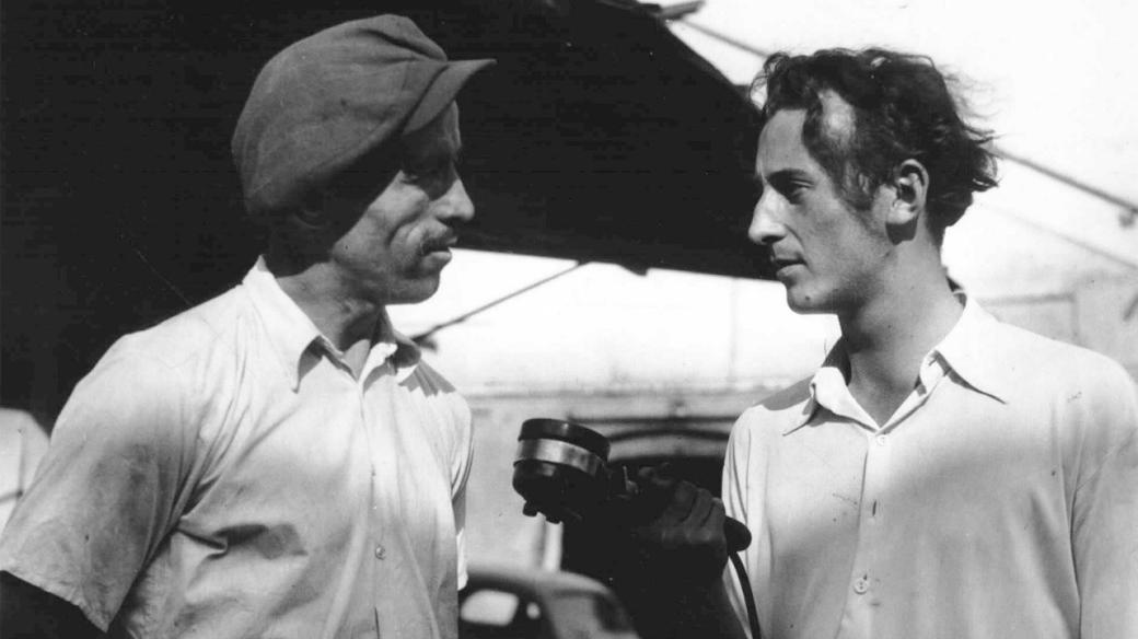 Bohuslav Ujček (vpravo) při natáčení reportáže (1949)