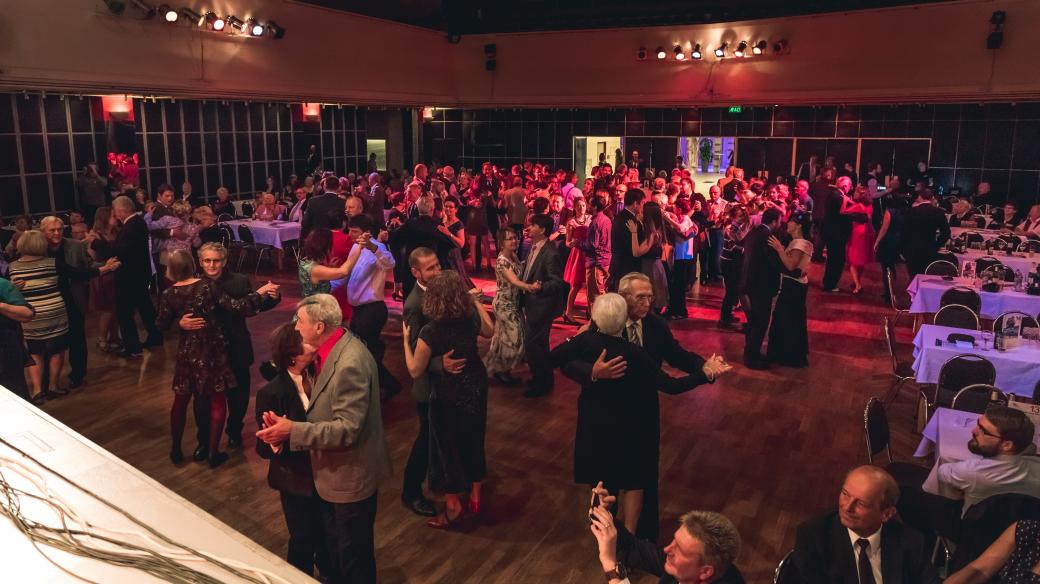 Ve společenském sále DK Metropol v Českých Budějovicích se opět konala Rozhlasová tančírna. Tentokrát byla akce spojena s oslavami 100 let republiky