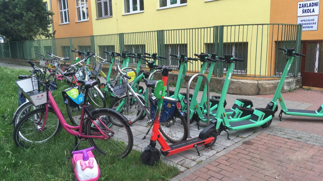 Sdílené koloběžky a kola v brněnských ulicích