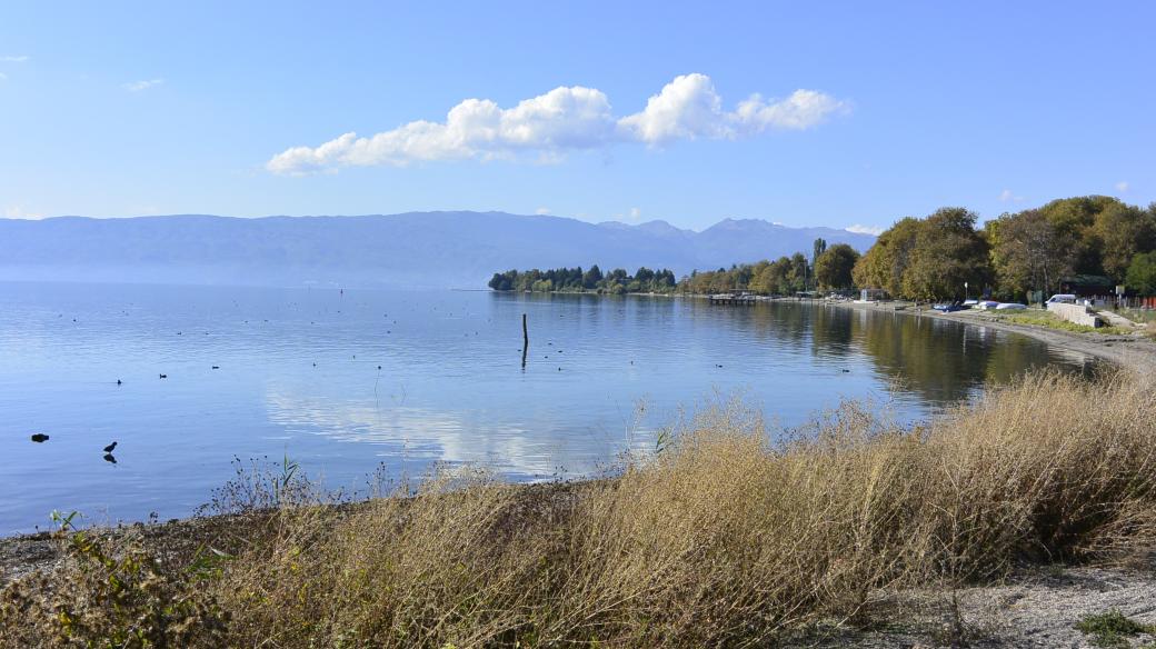 Pobřeží Ochridského jezera v Severní Makedonii
