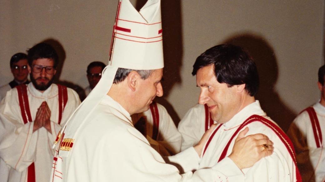 Děda přijímá jáhenské svěcení z rukou biskupa Vojtěcha