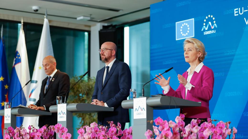 Šéfka Evropské komise Ursula von der Leyenová, předseda Evropské rady Charles Michel a slovinský premiér Janez Janša