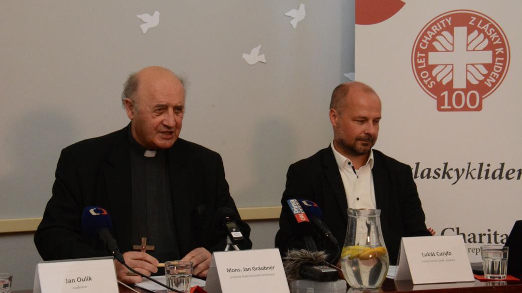Arcibiskup Jan Graubner a ředitel Charity Česká republika Lukáš Curylo