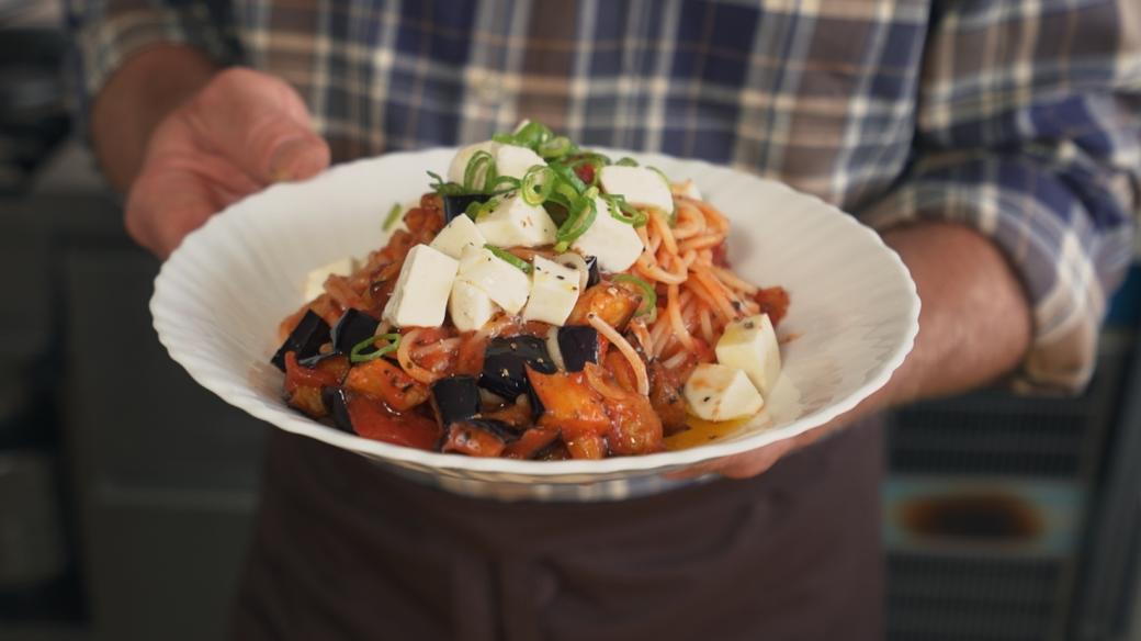Vaření za hubičku s Romanem Paulusem: Špagety s rajčaty a lilkem