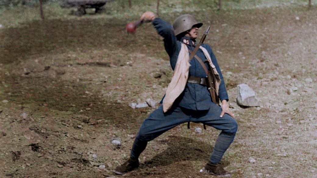 Rakouskouherský voják během výcviku háže granátek (1917)
