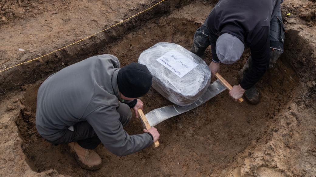 Žárový hrob neolitické kultury s lineární keramikou z Protivína. Vyzvedávání hrobu
