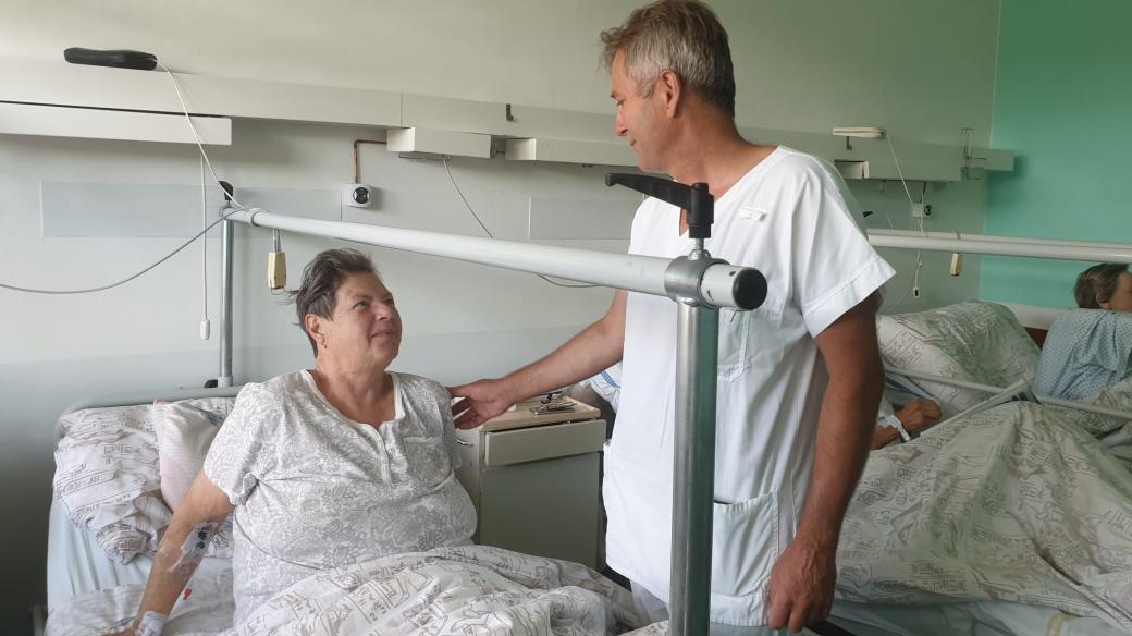 Primář zlínské ortopedie Pavel Pilař s pacientkou