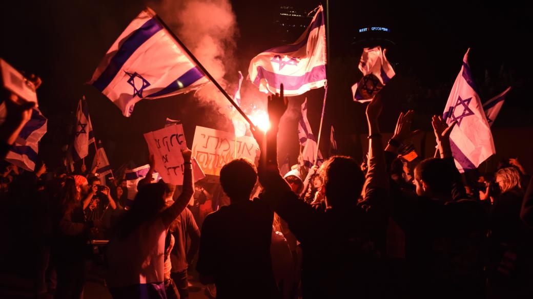 Proti reformě soudnictví lidé v Izraeli protestují několik týdnů