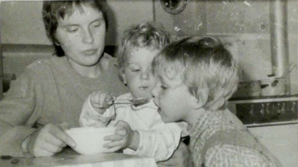 Hana Jüptnerová se syny Janem a Petrem, Vrchlabí 1981