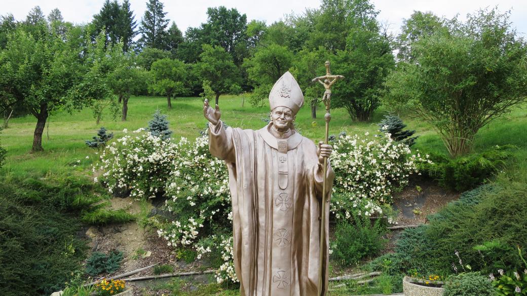 Socha papeže Jana Pavla II. v zahradě