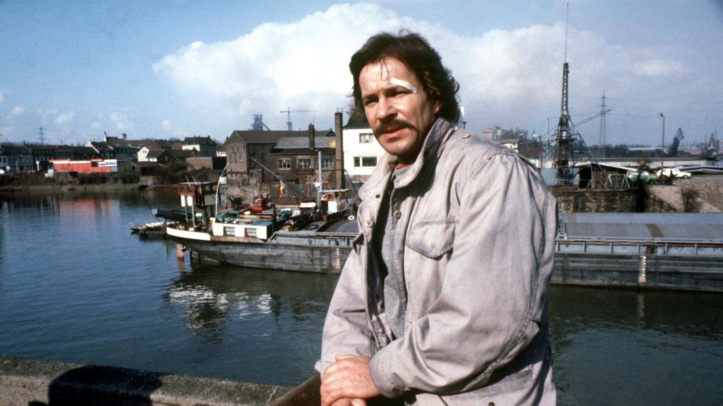 Německý herec Götz George pózuje jako komisař Horst Schimanski na nábřežní zídce přístavu v Duisburgu během natáčení další epizody seriálu Místo činu v březnu 1981