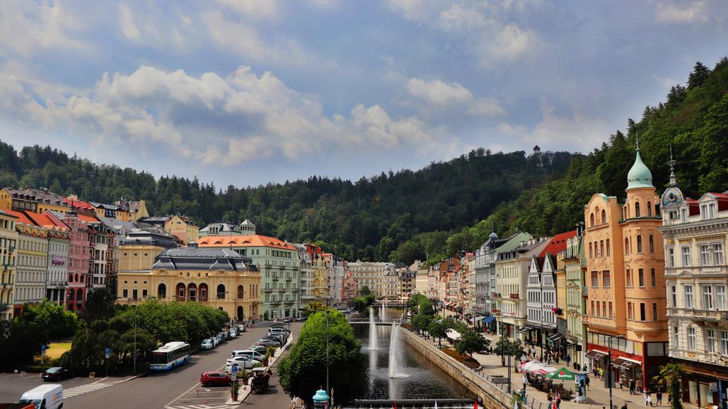 Pohled na Karlovy Vary z Vřídelní kolonády