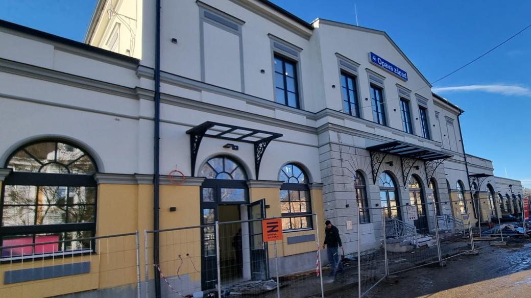 Výpravní budova nádraží Opava západ těsně před dokončením rekonstrukce