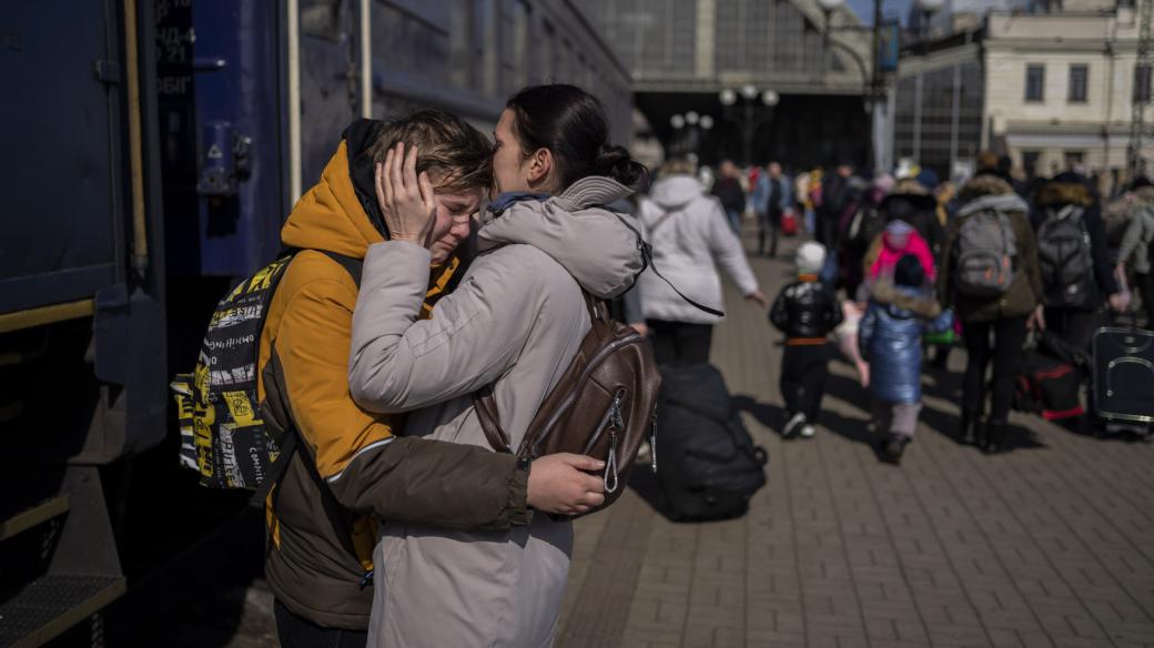 Matka se synem na nádraží ve Lvově (snímek z 20. března 2022)