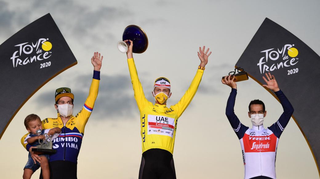 Vítěz Tour de France 2020 Tadej Pogačar, na druhém místě skončil Primož Roglič a na třetím Richie Porte