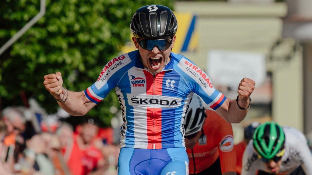 Pavel Bittner při oslavě vítězství první etapy Závodu míru U23 v roce 2021