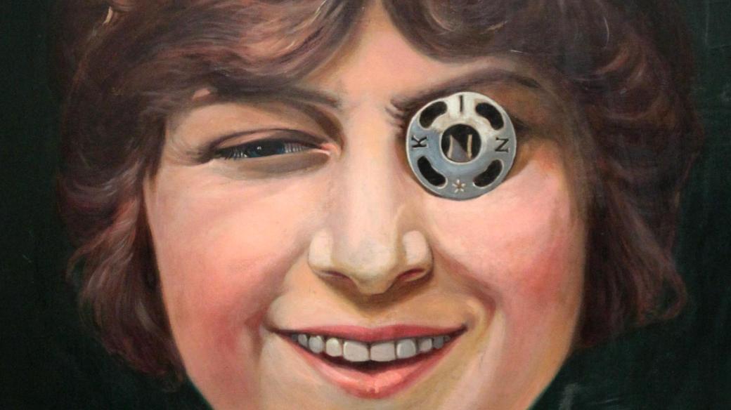 František Kupka: Dívka s patentkou. Portrét mladé Elizabeth Coyensové s patentkou na oku je dobře známý jako logo firmy Koh-i-noor