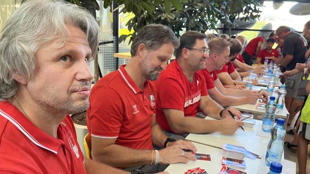 Jan Tomajko (úplně vlevo) při autogramiádě před novou sezonou