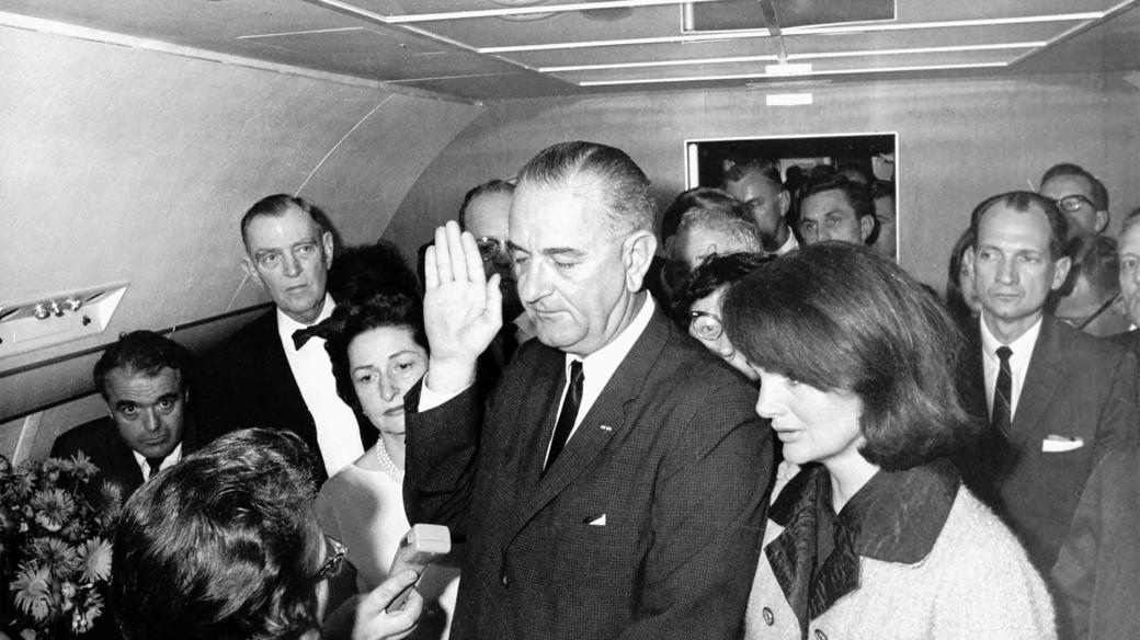 Lyndon B. Johnson skládá prezidentskou přísahu na palubě Air Force One 22. listopadu 1963