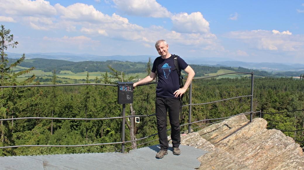 Profesor geologie Ondřej Bábek na vrchu Bradlo nad Hanou (v pozadí Hrubý Jeseník)