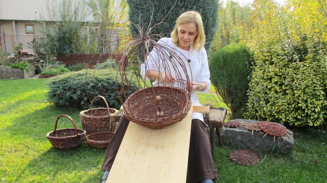 Košíkářska Alena Bukvová na své zahradě