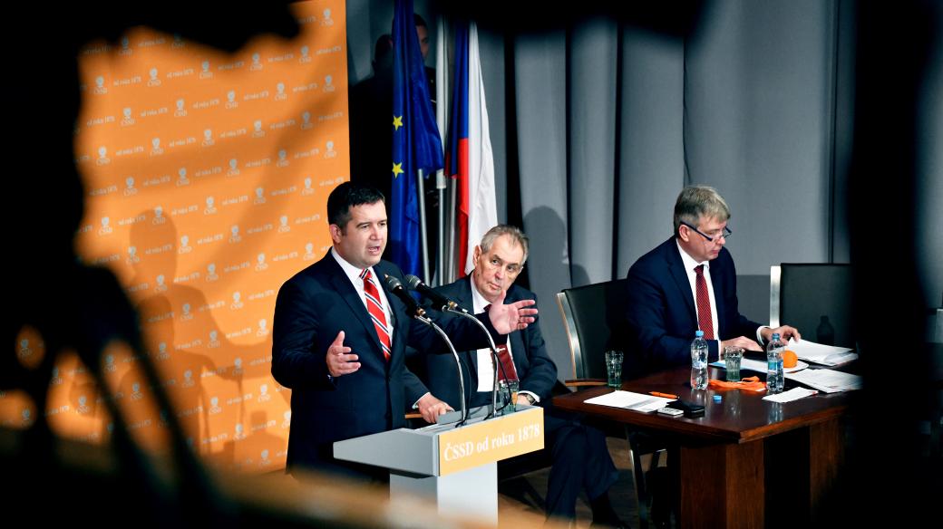 Projevu staronového předsedy ČSSD Jana Hamáčka o stavu strany v úvodu sjezdu přihlížel i prezident Miloš Zeman
