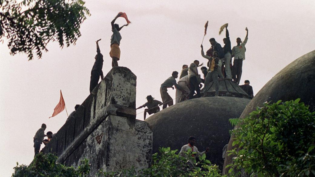 Hinduističtí mladíci křičí na vrcholu muslimské Báburovy mešity ze 16. století pět hodin předtím, než byla stavba zcela zdemolována stovkami hinduistických fundamentalistických aktivistů (6. prosince 1992)
